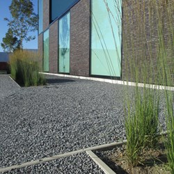 bedrijfstuin-Duffel-modern-kiezels-grassen
